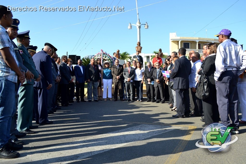 Autoridades frente a la plaza de la independencia en acto 27 de febrero 2013 Moca